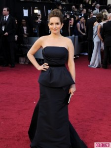 Tina-Fey-at-the-2012-Oscars-Red-Carpet-2-435x580